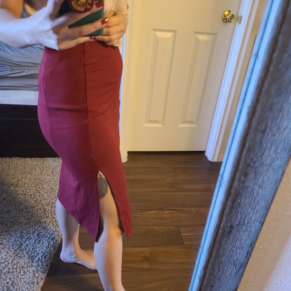 Burgundy pencil skirt with a slit - Picture 3 of 5